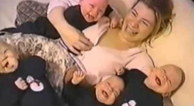 Le quattro gemelline ridono come il padre