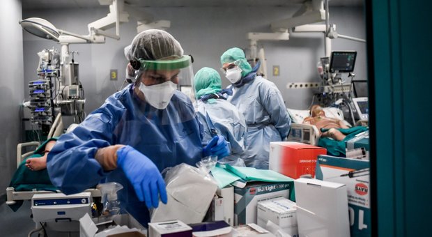 Coronavirus in Umbria, medici in pensione tornano in corsia: «Dopo l'Hiv, la Sars e l'Ebola di nuovo in prima linea»