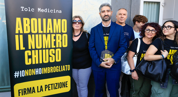 Test Medicina, parte da Napoli il tour per l'abolizione: «Raccolte già 50mila firme»