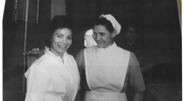 Dora Focaroli a destra vestita da infermiera