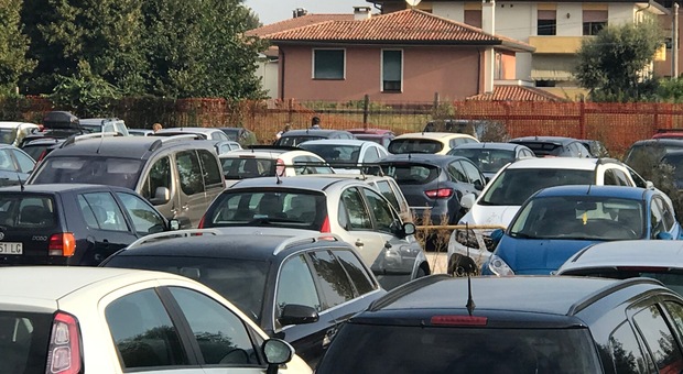 Il parcheggio di via Cosam vicino all'ospedale di Camposampiero: un parcheggiatore abusivo è stata fermato