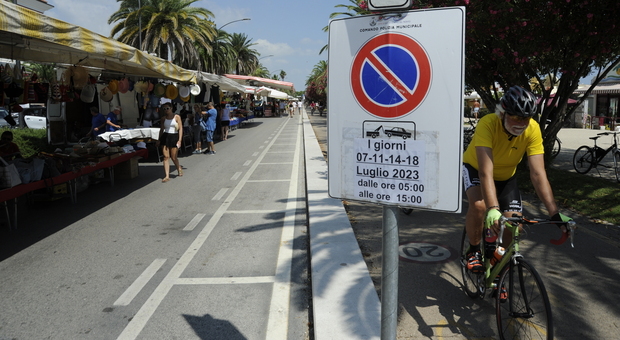 San Benedetto, il Comune sposta il mercato sul lungomare ma il traffico va in tilt. Liti per i posteggi