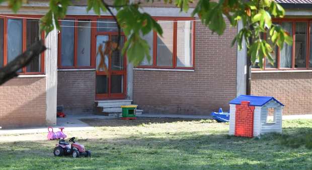 Bari, bimba di tre anni a scuola con bustina di marijuana: la maestra manda la polizia a casa