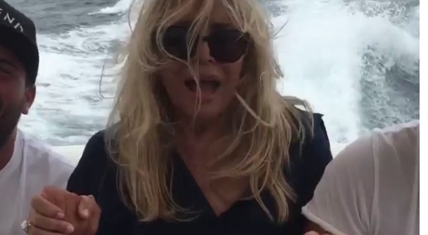 Mara Venier in barca terrorizzata dal mare mosso: «Ho paura, non so nuotare»