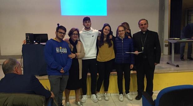 Gli studenti insieme al vescovo Pompili