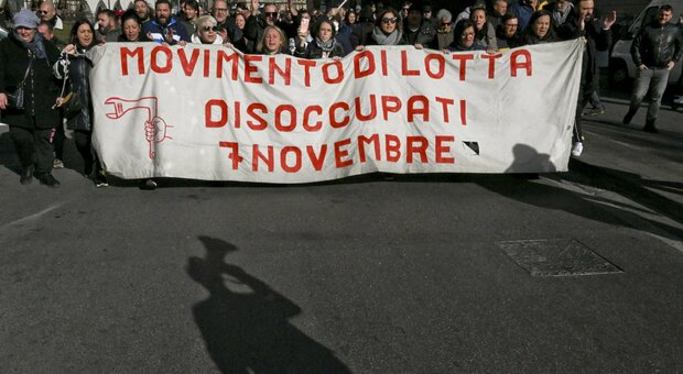 Napoli, la protesta dei disoccupati davanti al Comune