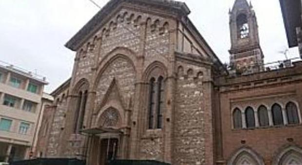 Ancona, sacerdote soprende un ladro in chiesa e lo fa fuggire