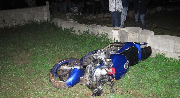 Surbo, con la moto contro un albero: Lorenzo muore a 19 anni