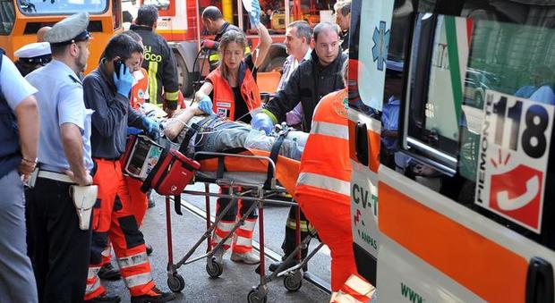Torino, ciclista investito dal tram: è grave, l'autista sotto choc