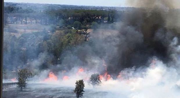 Roma circondata dagli incendi: rogo di sterpaglie vicino all'ospedale Sant'Andrea