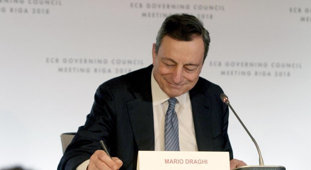 Bce, tassi fermi. Draghi: «Da gennaio stop ad acquisti di titoli. Euro irreversibile»