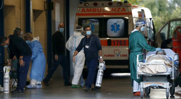 Covid Palermo, muore in ospedale, i parenti tentano di sfondare la porta usando una panchina come ariete