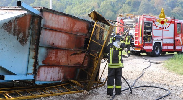 Mentre demoliscono il silos scintille provocano un incendio: domato