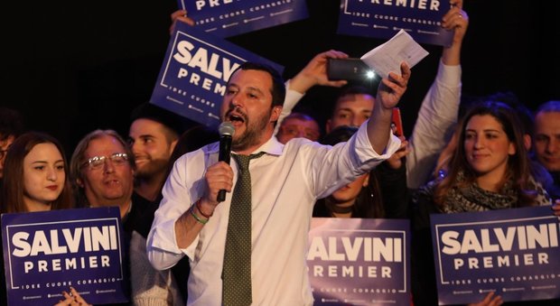 Salvini vs Dema: «Torno a Napoli per liberarla da questo burattino»