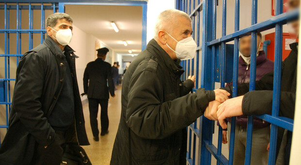 Terni, il Vescovo Soddu in visita al carcere per la prima volta e il dono del detenuto ucraino