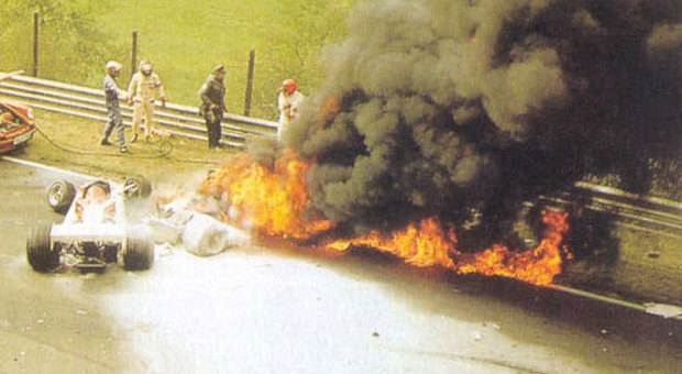 Muore in pista Sean Edwards, nel film Rush salva Niki Lauda al fuoco