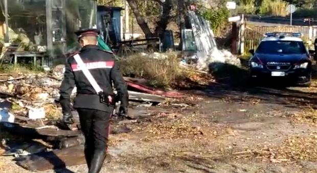 Roma, sorpreso a dare fuoco a rifiuti pericolosi: arrestato 23enne serbo