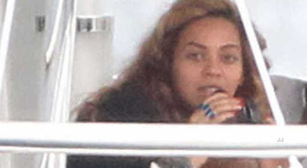 Beyonce, blitz a Capri con infortunio: cade dallo yacht, medicata a Castellammare | Foto