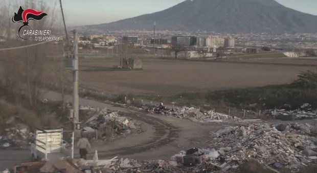 Sversava rifiuti nel Napoletano ma è incastrato dalle telecamere