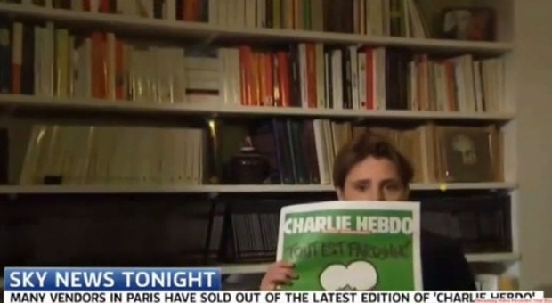 Caroline Fourest mostra una vignetta di Charlie Hebdo