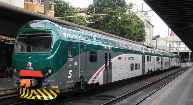 Treno preso a sassate: finestrini distrutti, terrore sul regionale FOTO
