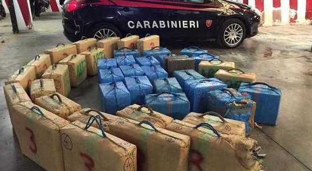 Droga, sequestrata oltre una tonnellata di hashish: nascosta in un tir dalla Spagna