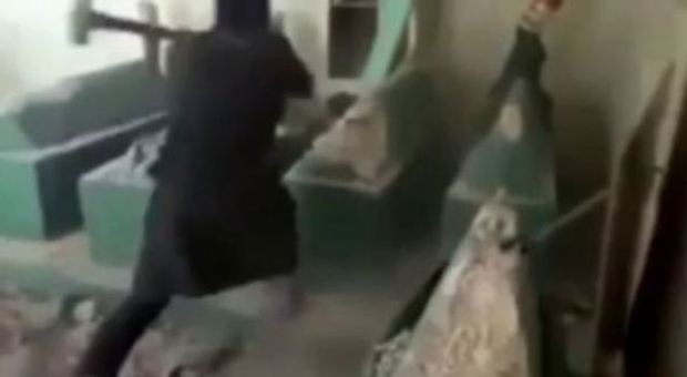 Iraq, i terroristi dell'Isis distruggono l'antica tomba del profeta Giona