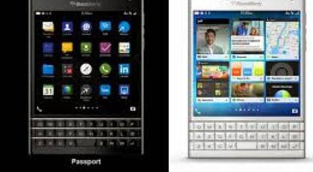Una doppia immagine del Passport, ultimo smartphone Blackberry
