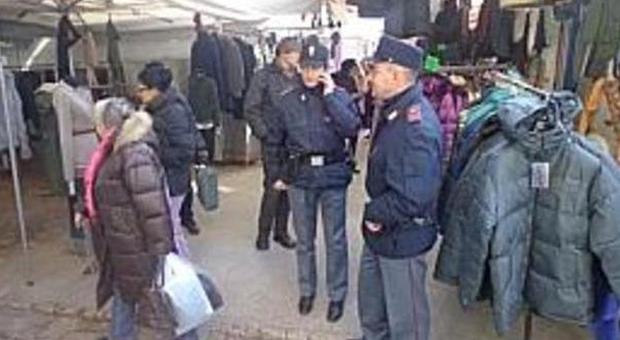 Agenti della Polizia di Stato durante un controllo al mercato