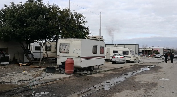 Blitz ai campi rom dei carabinieri Sequestrate 10 auto a Giugliano