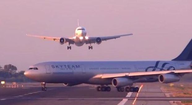 L'aereo invade la pista mentre un Boeing sta atterrando: strage sfiorata a Barcellona VIDEO
