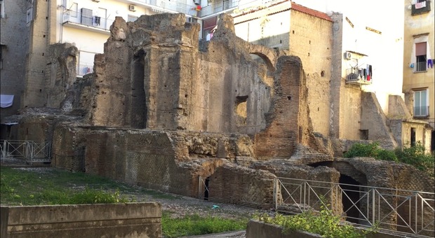 Napoli, il degrado di vico Carminiello ai Mannesi: «Via le mura della camorra»