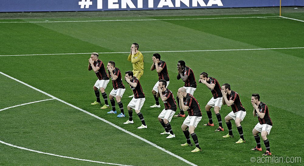 L'inguardabile e irrespostosa parodia dell'Haka degli All Blacks inscenata a San Siro da figuranti per il MIlan e uno sponsor