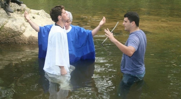 È la fede il segreto di Rafael: battesimo nelle acque del fiume