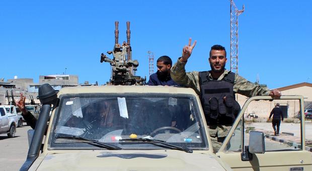 Libia, Tripoli lancia controffensiva su Sirte