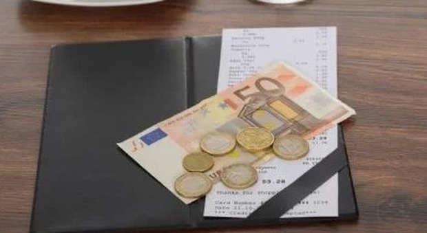 Cameriera e ladra: ruba 75 mila euro nel ristorante di Pesaro dove lavora da 10 anni. Il trucco per ingannare il titolare