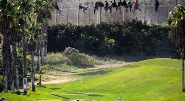 Enclave spagnola in Marocco, immigrati al confine si arrampicano di fronte al campo da Golf