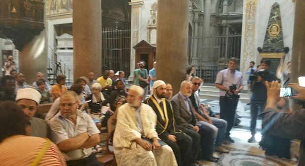 Roma, imam a messa a Santa Maria in Trastevere contro il terrorismo: siamo qui per la pace