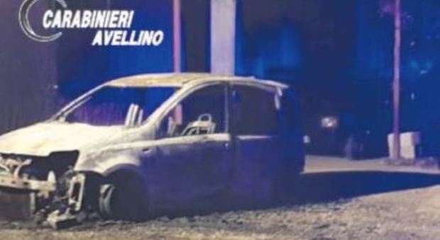 In fiamme l'auto di una 25enne, la pista della vendetta in Irpinia
