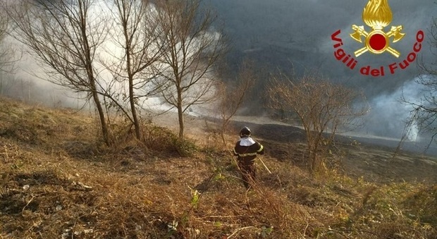 Arquata, vegetazione secca, scoppia l'incendio: in fumo due ettari di bosco