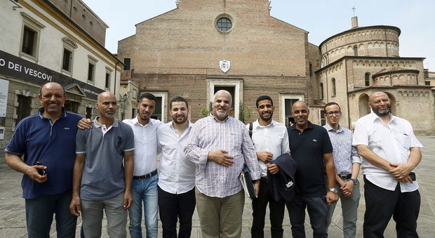 I musulmani davanti al Duomo di Padova