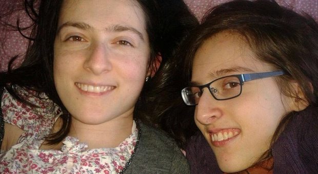 Bologna, sorelle disabili lasciate a terra in aeroporto: «Ci hanno trattato come bestie strane»