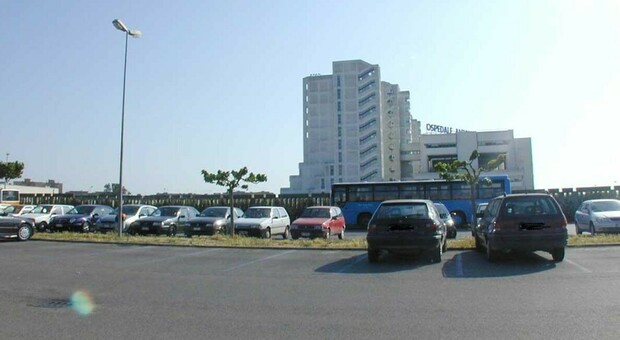 Il parcheggio esterno dell'ospedale Perrino