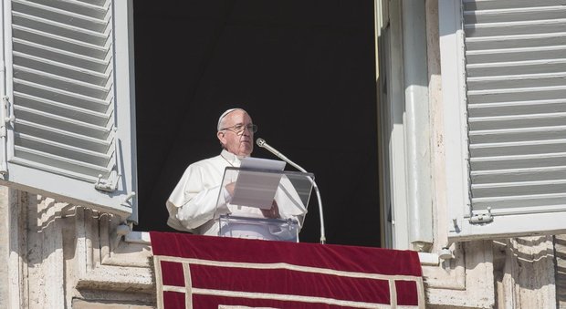 Papa Francesco benedice i Bambinelli e difende il presepe