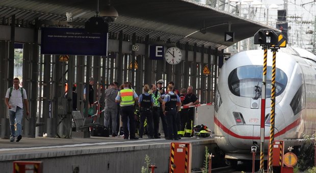 Francoforte, muore bimbo di 8 anni spinto sotto un treno: ferita la mamma, fermato un sospetto