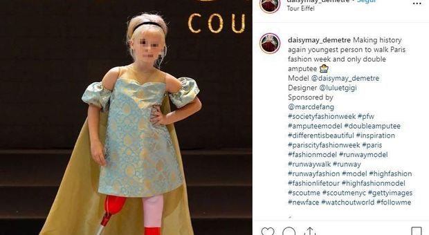 Daisy May, 9 anni, sfila con le protesi alla Fashion Week di Parigi: «Sono qui a fare la storia»