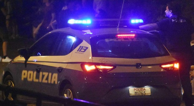 Roma, aggrediscono passanti con bottiglie rotte a Piazza Cinquecento: feriti un uomo e un agente