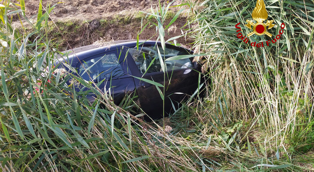 Malore alla guida, tocca un'altra auto e finisce con la sua nel fossato: morto un uomo