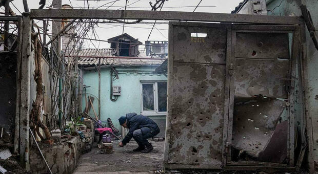 «I russi continuano a colpire sui civili», la denuncia di chi sta portando aiuti a Kiev