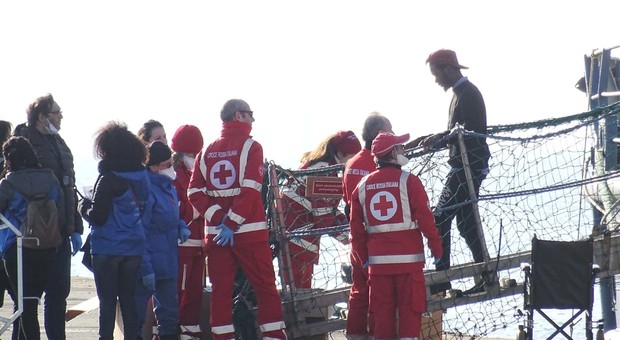 Sbarcati a Taranto i 119 migranti della Sea Watch 3